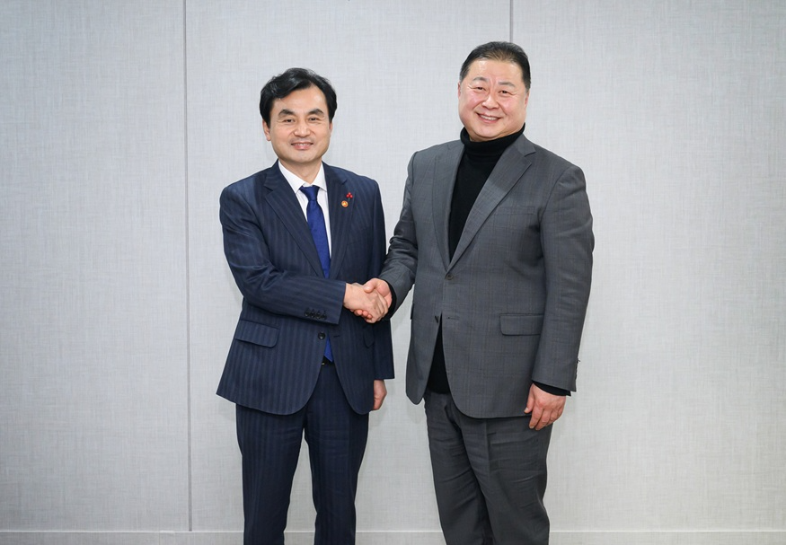 안규백 국방부 장관(왼쪽)과 김경일 파주시장