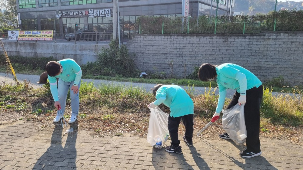 신천지 김포교회가 깨끗한 지역 환경 조성에 앞장서는 플로깅 행사에 참여하고 있다. (신천지 김포교회 제공)