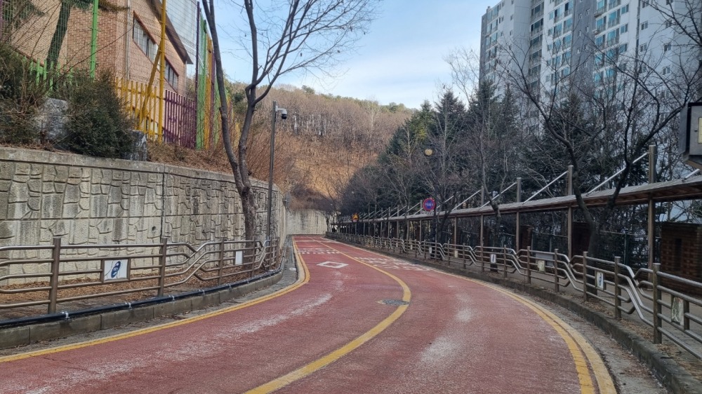 성복초·중학교 진입도로 구간에 자동염수분사장치 설치