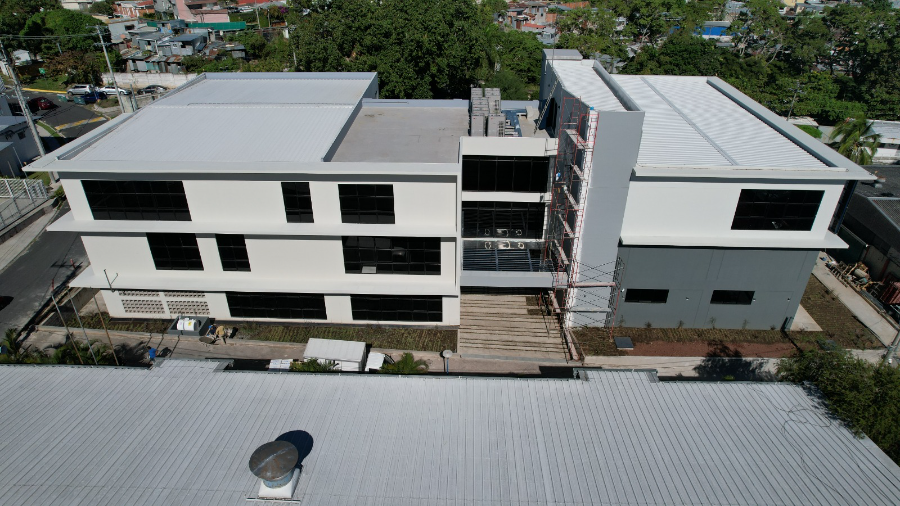 코이카가 추진한 ‘엘살바도르 국립보건교육센터 설립 및 보건교육 강화사업’으로 산살바도르 국립병원 부지에 연면적 2,246㎡(지상 3층) 규모로 지어진 ‘국립보건교육센터(CENES)’ 전경.