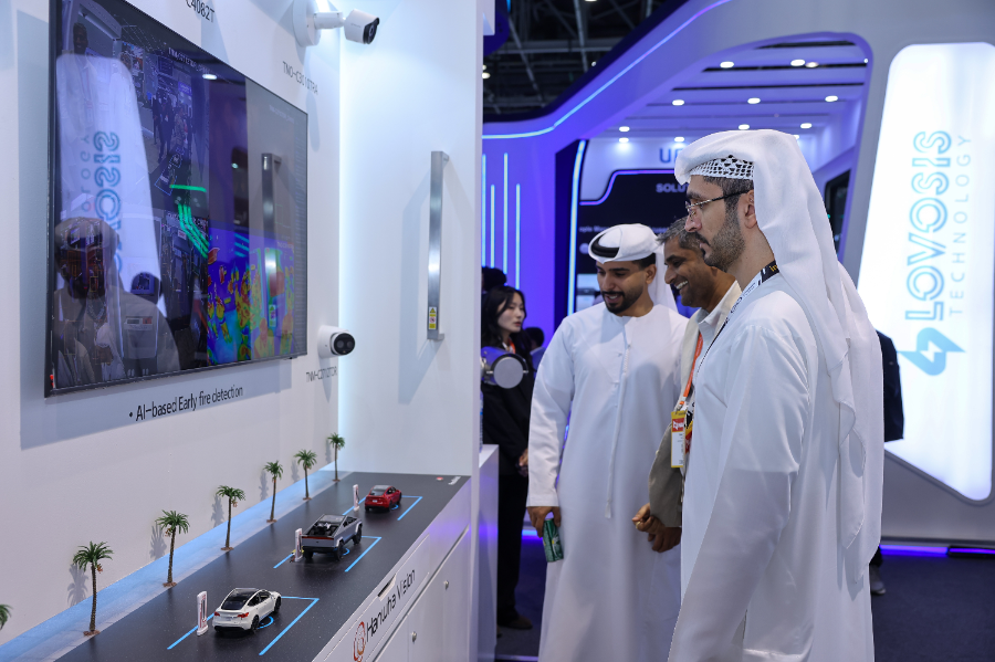 지난달 아랍에미리트(UAE) 두바이에서 열린 보안 전시회 ‘인터섹(Intersec) 2026’에서 한화비전 영상보안 솔루션을 살펴보고 있는 관람객 모습.
