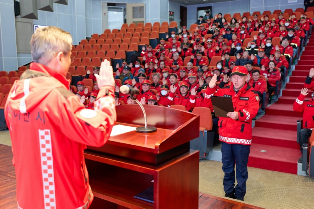 산불방지다짐결의대회에서 구호를 제창하는 모습/아산시 제공