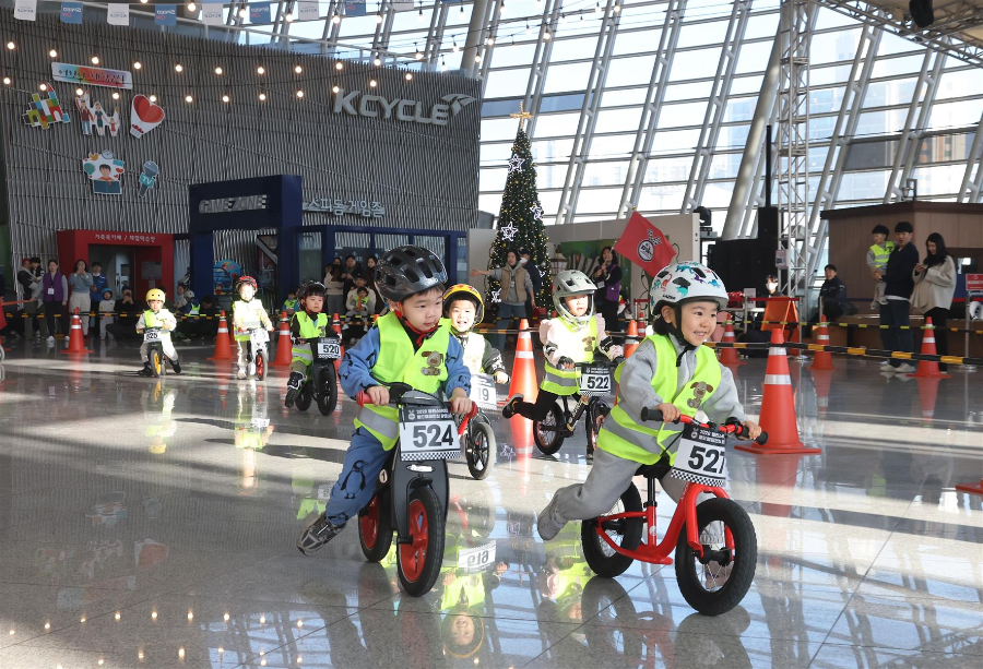 지난 7일 광명스피돔에서 열린 밸런스바이크 월드 챔피언십에 출전한 어린이들이 밝게 웃으며 달리고 있다.