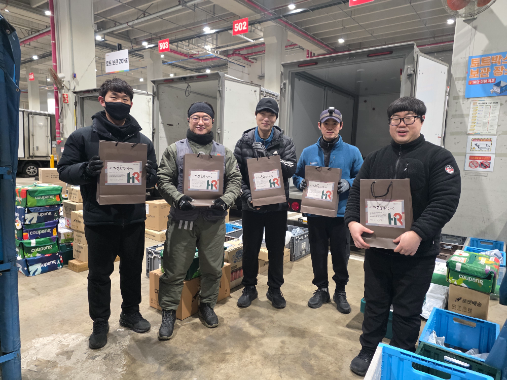 설 명절을 앞두고 쿠팡 용인3캠프 심야 HR그룹 배송기사들이 명절 선물을 받은 뒤 격려의 의미로 함께 기념촬영을 하고 있다./사진=HR그룹㈜ 미디어팀 제공사진=HR그룹㈜ 미디어팀 제공
