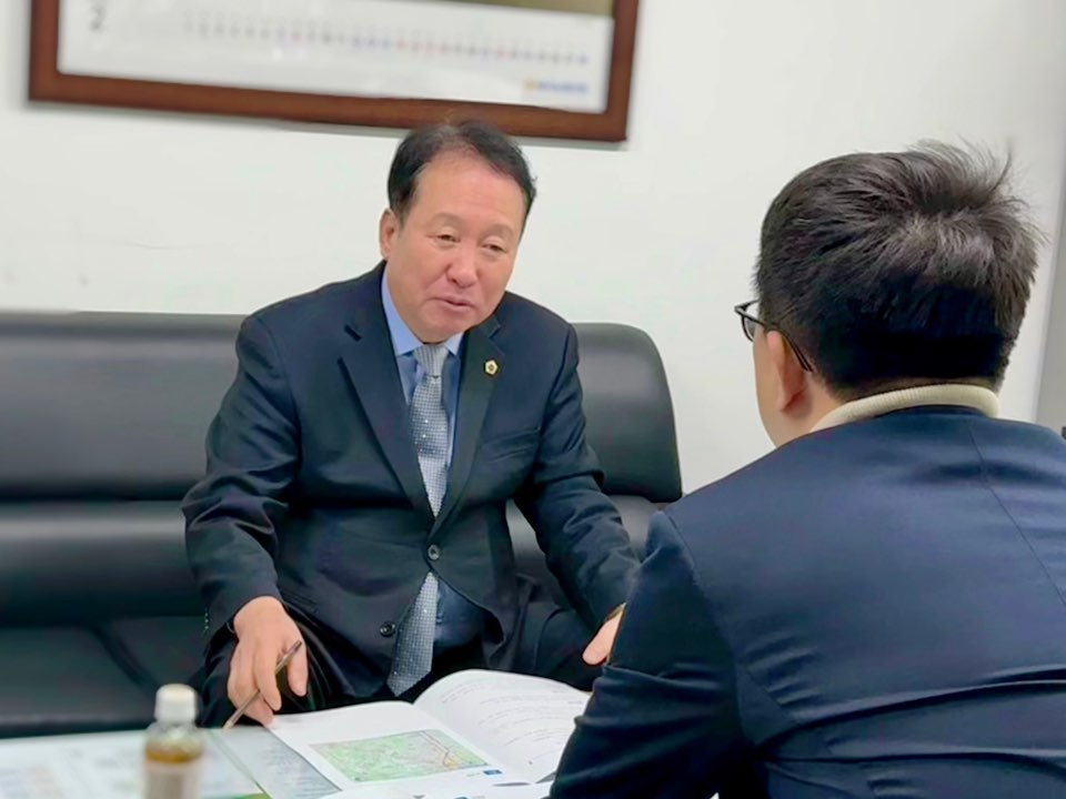 안계일 의원, 추대운 경기도 철도항만물류국장과 정담회