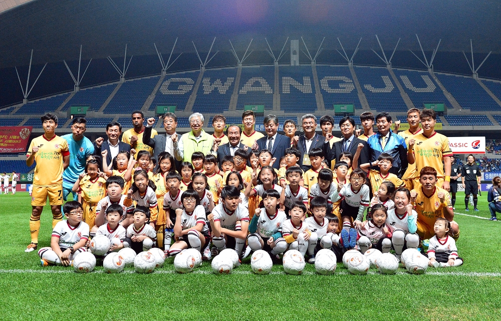 '희망스쿨데이 축구장 가는날' 행사 운영