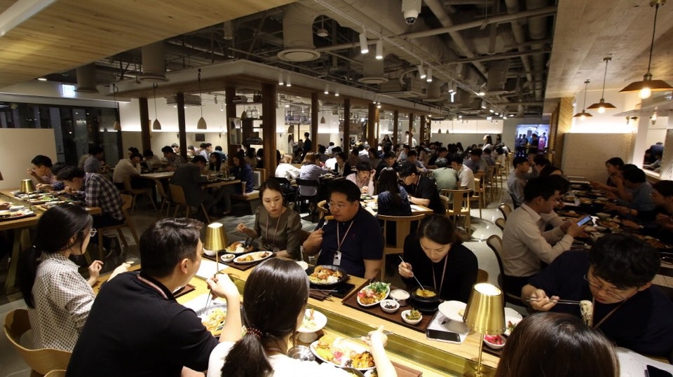 직장인 입맛 제대로 사로잡은 구내식당… 가성비 높아 인기 만점