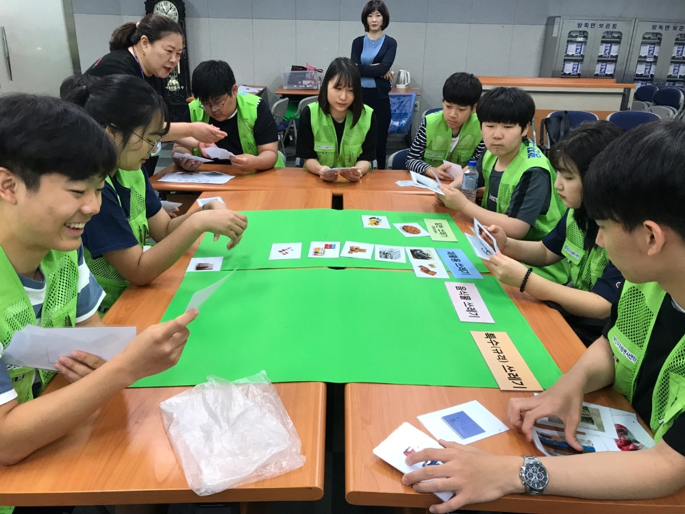 ▲ 2019년 광진구 청소년 환경봉사단 여름방학 자원봉사 체험학교 활동 모습(광진구청 종합상황실)