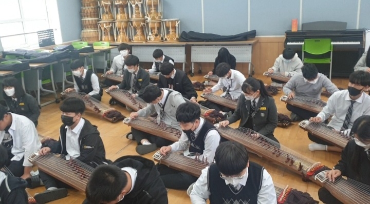 사진 = 금산동중학교 음악수업 ‘아리랑 가야금으로 연주하기’ 수업