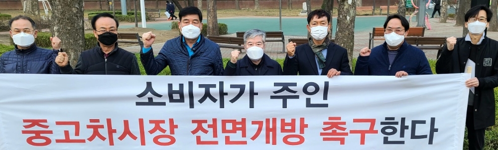 교통연대는 9일 오전 문래공원 광장에서 개방촉구 성명서를 발표했다. 좌에서부터 친절교통봉사대 진덕언대장, 자동차10년타기 이사, 새마을교통봉사 강기자대장, 시민교통협회 김기복대표, 자동차시민연합 임기상대표, 생활교통시민연대 오선대표. 사진=교통연대