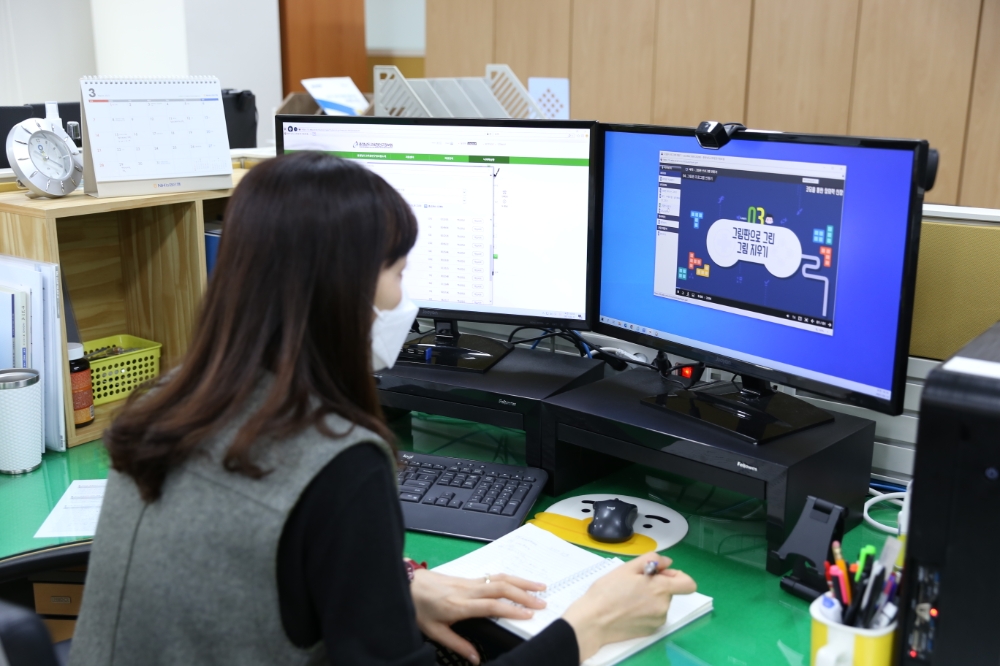 사진 = 현장 교사가 ‘코딩을 통한 창의력 신장’ 정보활용 원격연수에 참여하고 있다.