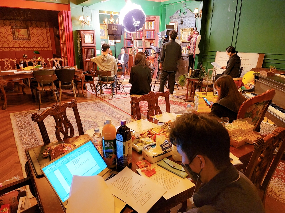 강의영상을 촬영 중인 포인블랙 직원들의 모습. 사진=포인블랙