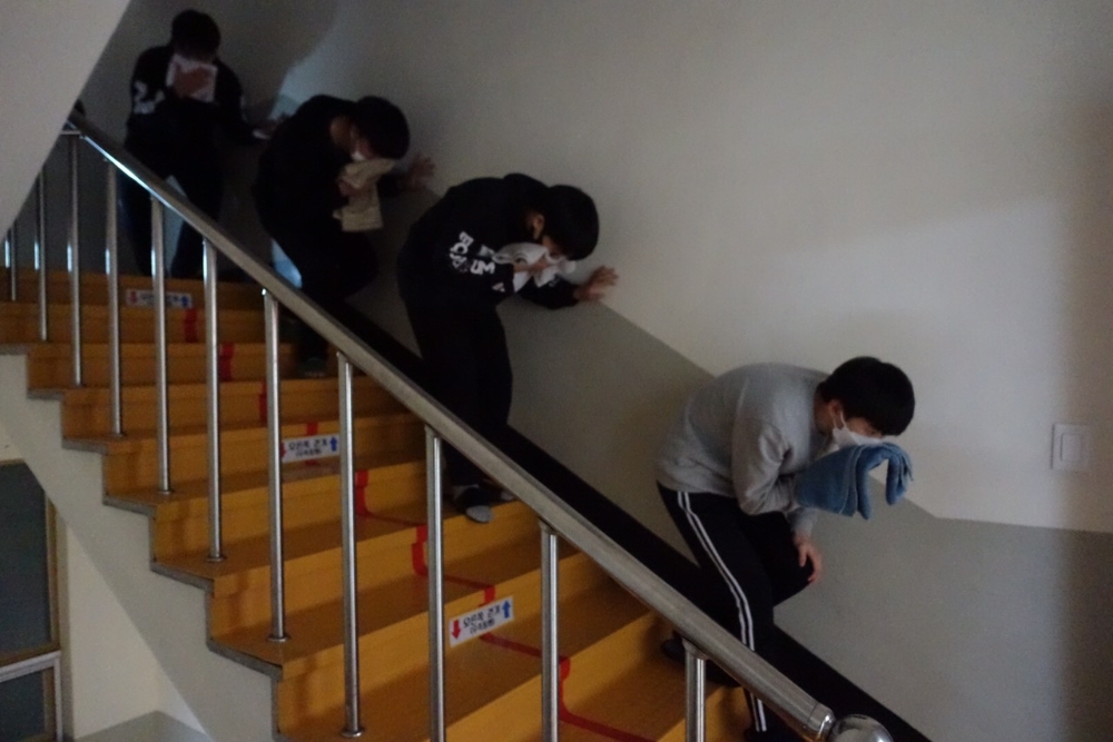 사진 = 지난 3월 29일 예천 대창고 기숙사 화재대피 훈련