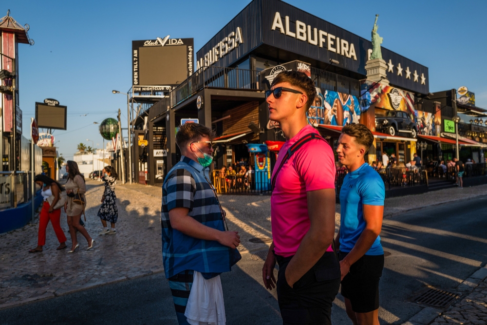 2021년 5월29일, 포르투갈 알부페이라 거리의 영국인 관광객들. (블룸버그=글로벌모니터)