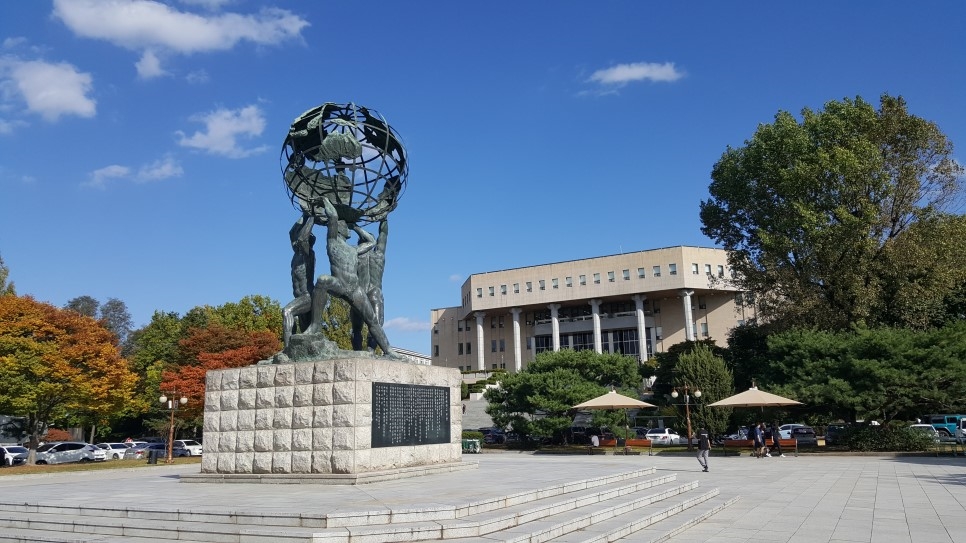 강원대학교 중앙도서관 앞 광장 전경. 사진=강원대학교