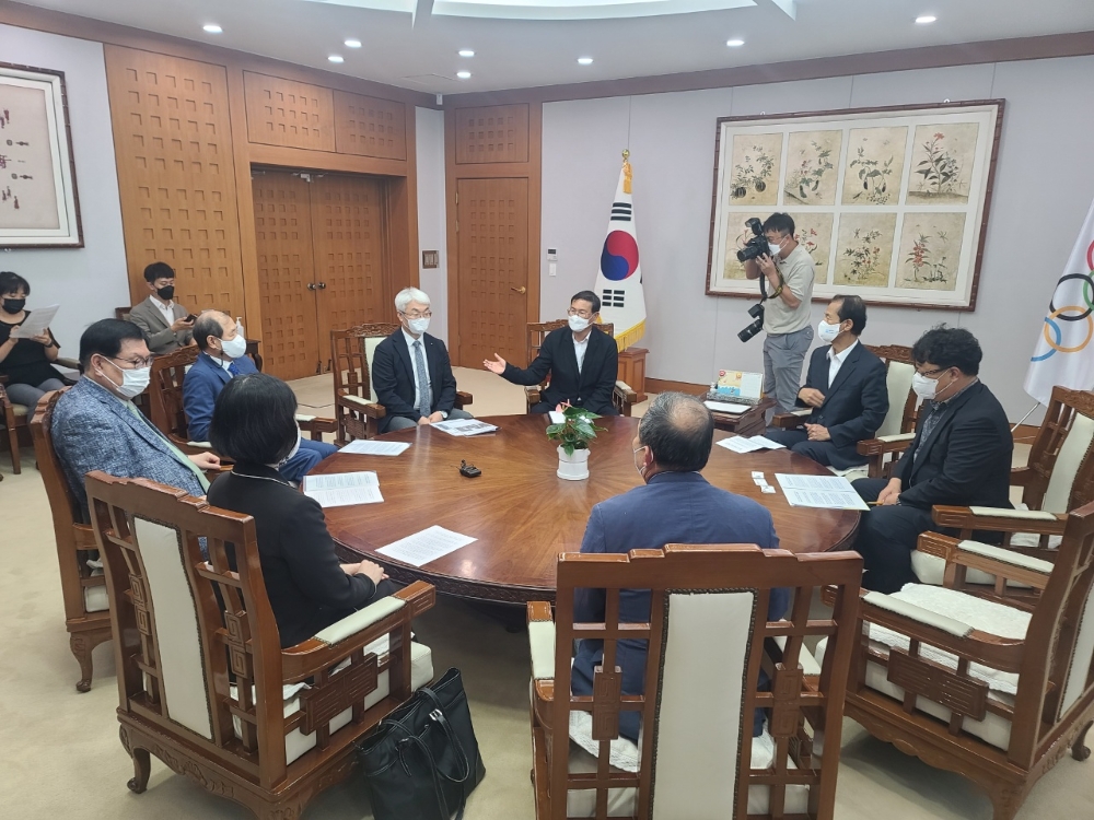25일 오후 강원도청 통상상담실에서 최문순 강원도지사와 정창덕 송호대 총장, 왕덕양 송곡대 총장 등 도내 5개 전문대학 총장들이 면담을 갖고 있다. 사진=송호대학교