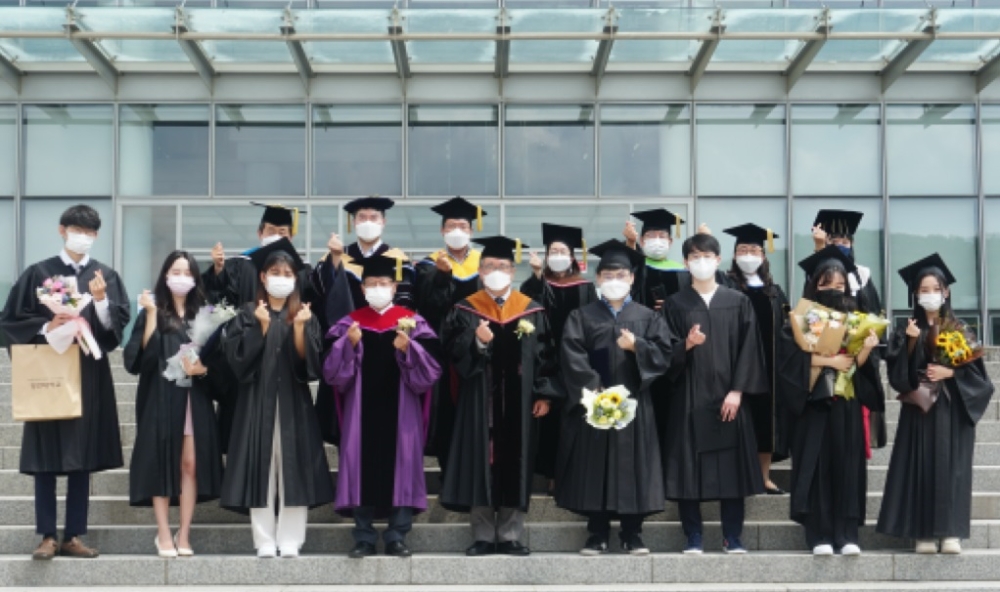 장안대학교 2020학년도 후기 제41회 전문학사 학위 수여식에 참여한 졸업생들이 기념촬영을 하고 있다. 사진=장안대학교