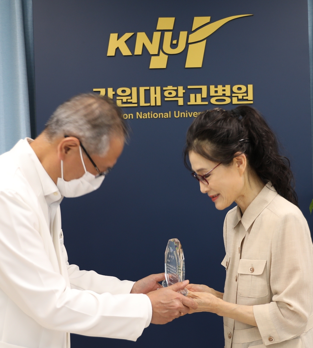 이상신 춘천교육대학교 명예교수(사진 오른쪽)가 지난달 31일 어린이 환자를 위해 사용해 달라며 남우동 강원대병원장에게 1억 원을 전달하고 있다. 사진=춘천교육대학교