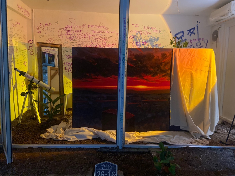 선무, ‘개성공단의 여명’, 해방촌 전시전경 / 사진=디제네레이션스21, Courtesy of artist