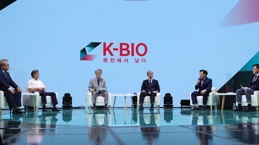 지난 7월 방영된 춘천MBC 창사특집 'K-바이오 춘천에서 날다' 녹화현장. 춘천바이오산업진흥원 유지욱 원장, 이뮨메드 안병옥 대표, 바디텍메드 최의열 대표, 유바이오로직스 백영옥 대표, 한국코러스 박호석 상무가 출연했다. 사진=춘천바이오산업진흥원