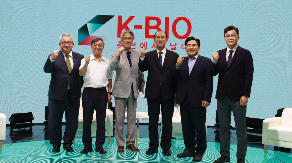 지난 7월 방영된 춘천MBC 창사특집 'K-바이오 춘천에서 날다' 녹화현장. 춘천바이오산업진흥원 유지욱 원장, 이뮨메드 안병옥 대표, 바디텍메드 최의열 대표, 유바이오로직스 백영옥 대표, 한국코러스 박호석 상무가 출연했다. 사진=춘천바이오산업진흥원