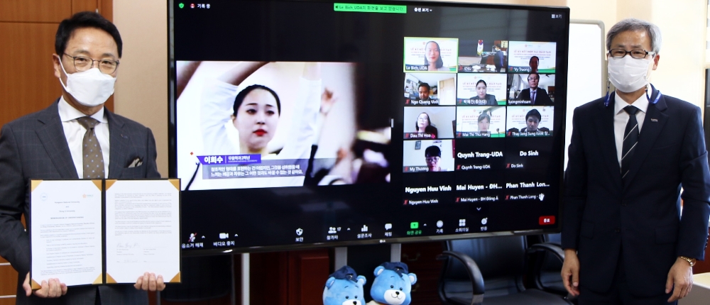 김헌영 강원대학교 총장과 Luong Ninh Sam 베트남 동아대학교 이사장 간 온라인을 통한 학생교류 양해각서 체결 장면. 사진=강원대학교
