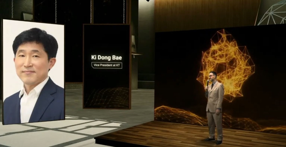 사회자 스캇 놀스 KAIST 교수가 기조연설자인 배기동 KT 스마트 공간, 영상엔터프라이즈 부문 상무를 소개하는 장면. 사진=KAIST