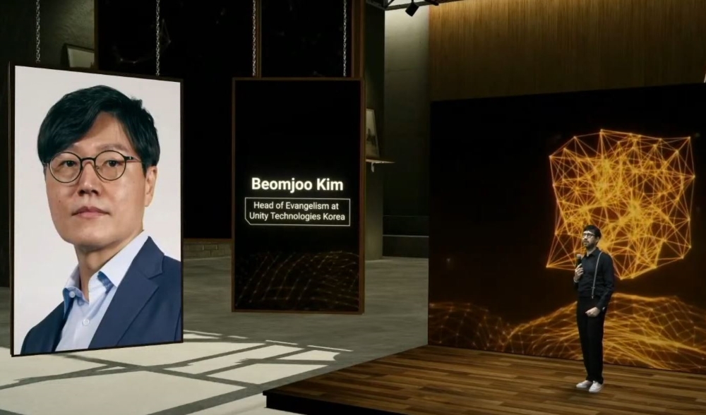 사회자 안드리아 비앙키 KAIST 교수가 초청연설자 Unity 코리아 김범주 본부장을 소개하는 장면. 사진=KAIST