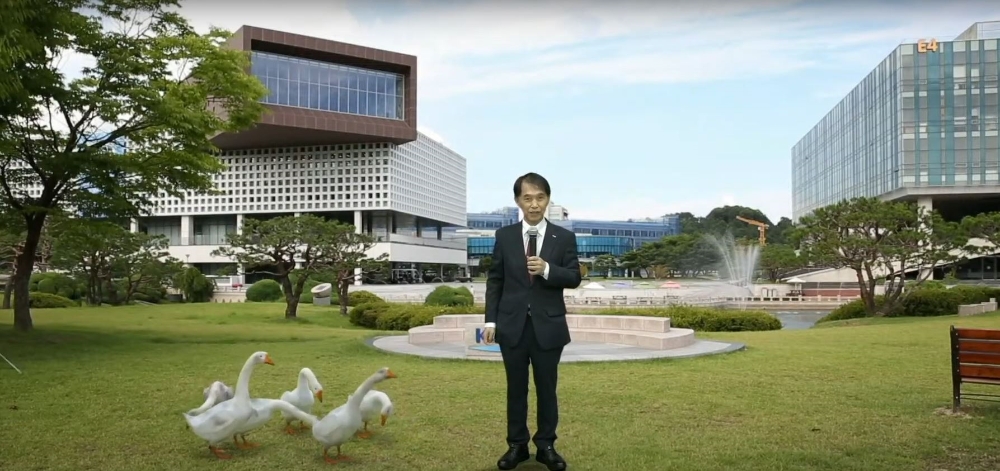 KAIST의 아이콘인 거위와 함께한 이광형 KAIST 총장 축사. 이광형 총장은 직접 거위를 기르며 영감을 얻고 있다. 사진=KAIST