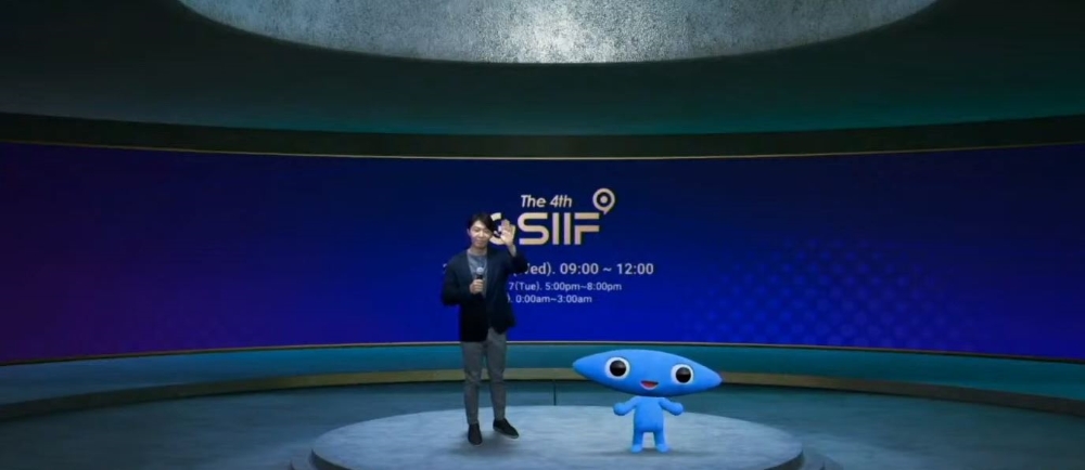 KAIST 손훈 글로벌전략연구소장 및 KAIST 마스코트 넙죽이 폐회 인사. 사진=KAIST