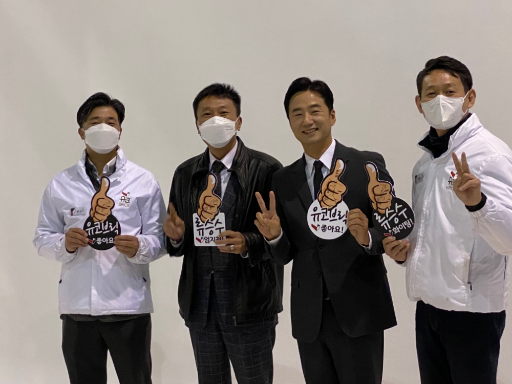 사진-좌측부터 문상기 전무, 류정규 부사장, 류승수 배우, 임철우 이사(제공-유코브릭