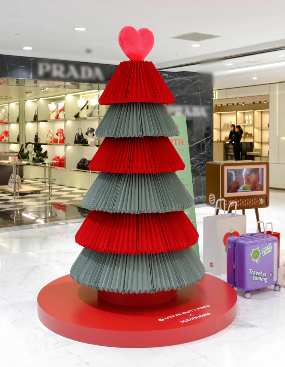 ▲롯데면세점 명동본점에 설치된 ‘플리츠마마 크리스마스 트리’ (사진제공=플리츠마마)