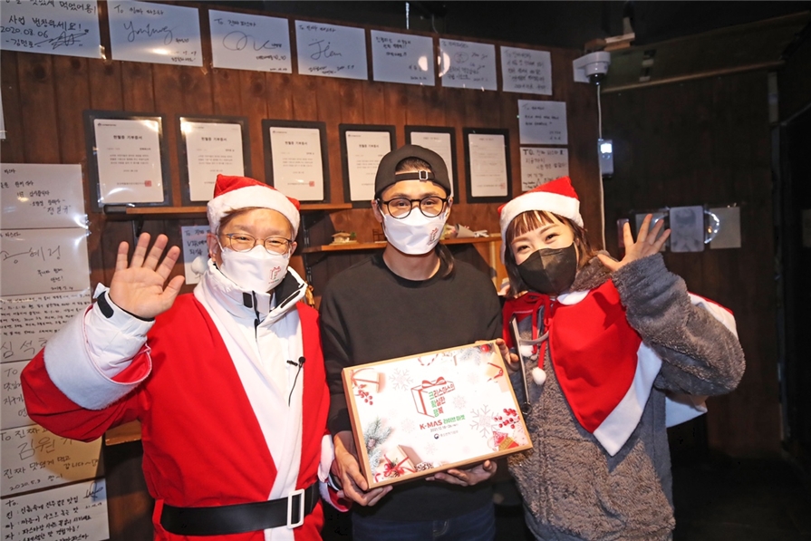 예능인 오나미, 권칠승 중기부 장관과 ‘몰래 산타’ 위문 활동 전개