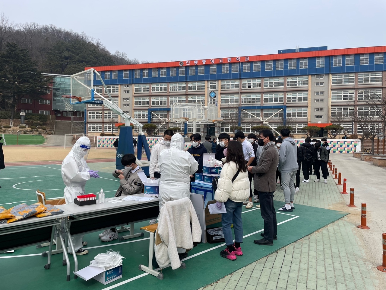 사진 = 경북교육청 현장 이동형 PCR검사 실시(안동중앙고에서 이동형 PCR 검사를 실시하는 사진)