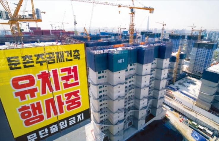 서울 강동구 둔촌주공 재건축단지. 시공사업단과 조합측 갈등으로 공사가 전면중단됐다. 〈사진〉한국경제신문