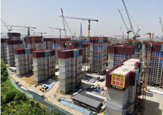타워크레인 해체에 착수한 둔존주공 재건축 공사