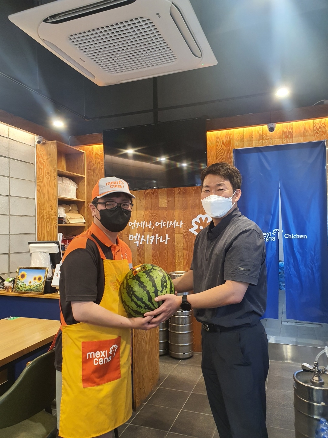멕시카나, ‘수박 먹고 화이팅!’...전 가맹점에 초복 기념 수박 증정