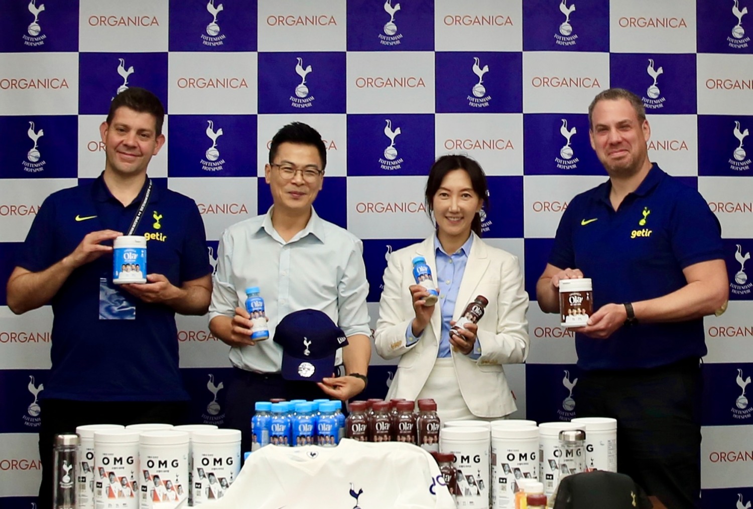 사진=올가니카 양영란 대표(우측 두번째)가 ‘올라 스포츠 프로틴 2종’ 출시를 기념하며 토트넘 라이선스 팀과 기념촬영을 하고 있다.