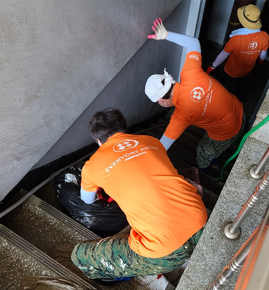 분식프랜차이즈 얌샘김밥, 신림동 수해 현장 찾아 임직원 구호 활동 진행