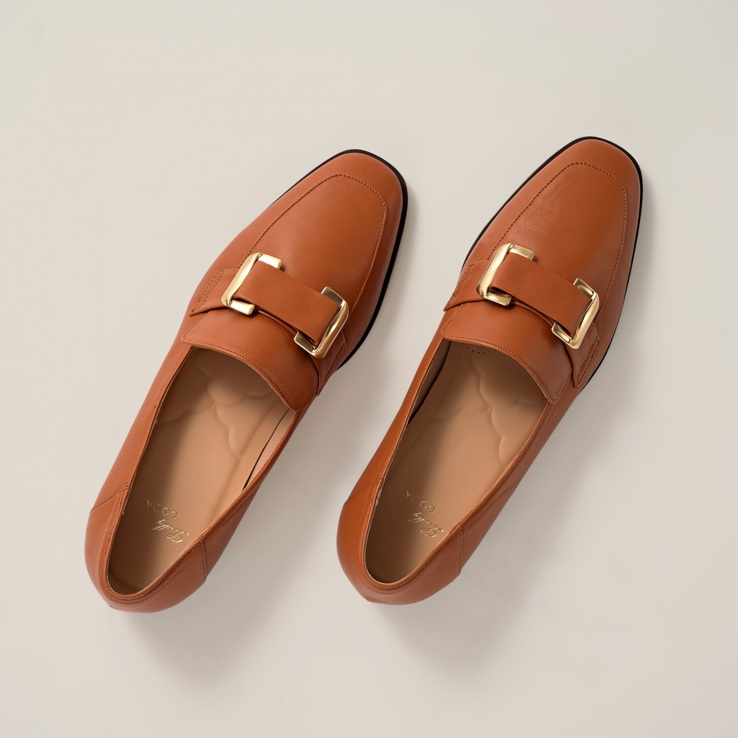 소다, 22 F/W 신제품 ‘세미 라운드 버클 로퍼’ 선보여