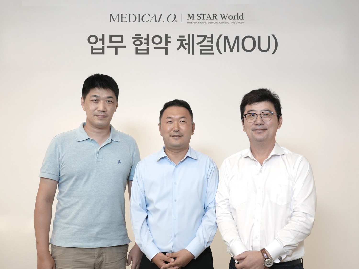㈜엠스타월드 Tan Young Tat이사(왼쪽), ㈜메디컬오 장동훈 대표(중앙), ㈜엠스타월드 이성욱 대표(오른쪽)가 협약식 후 기념 촬영을 하고 있다