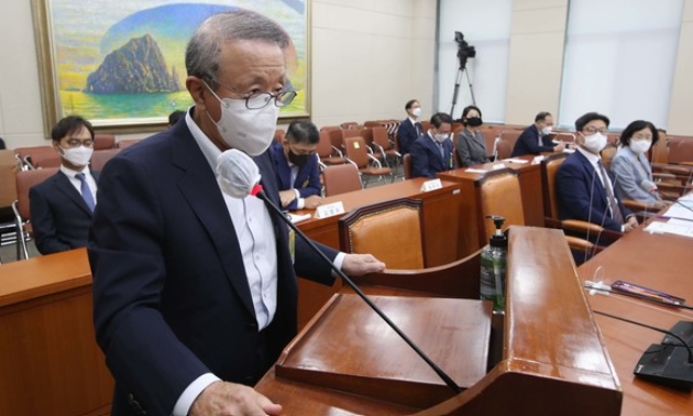 지난해 국정감사에 출석하여 증언하고 있는 홍원식 남양유업 회장