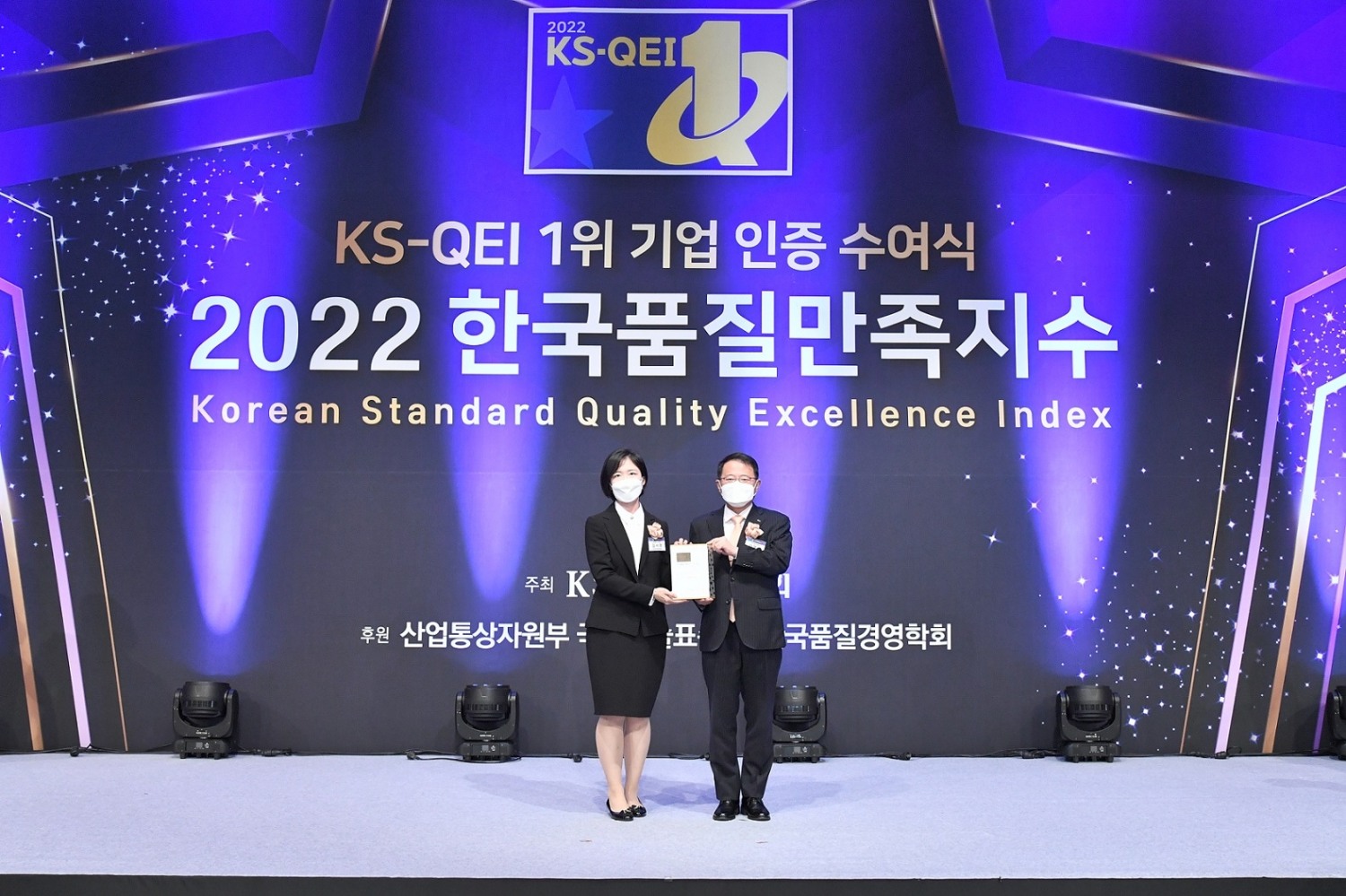 사진=▲ 2022 한국품질만족지수(KS-QEI) 올인원 로봇청소기 부문 시상식에서 로보락 한국마케팅 총괄 김서영 매니저(왼쪽)와 강명수 한국표준협회장(오른쪽)이 기념 촬영을 하고 있다.