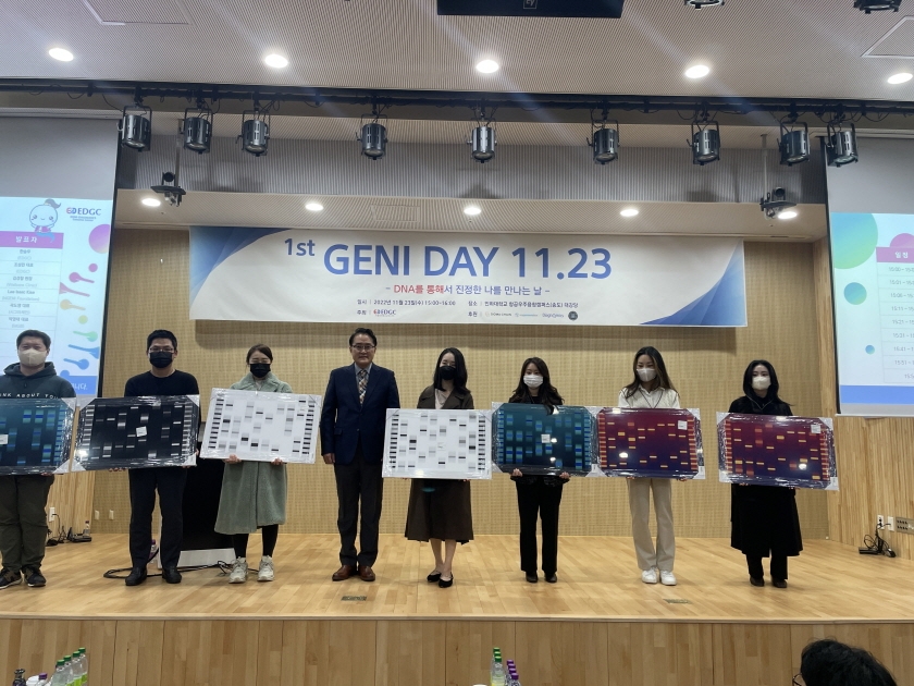 EDGC 조성민 대표이사와 유후(YouWho) 이용고객 중 추첨 선발된 고객이 지니아트를 들고 기념 촬영을 하고있다.