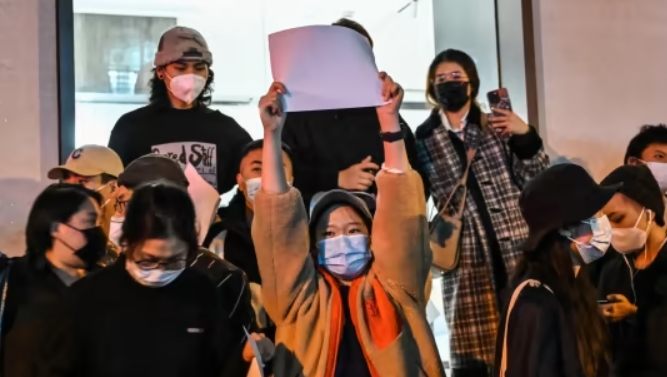 사진=게티이미지, 한 시위자가 중국의 온라인 검열에 반대하는 의사 표시로 빈 종이를 높이 들고 있다.