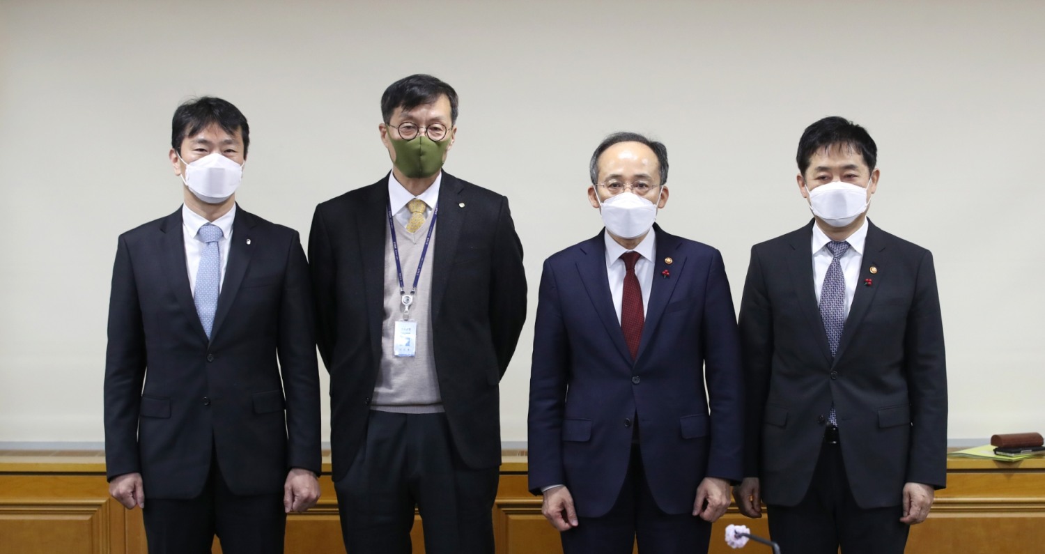 사진=한국은행, 이창용 한국은행 총재가 15일 서울 중구 은행회관에서 열린 비상거시경제금융회의에 참석하고 있다.