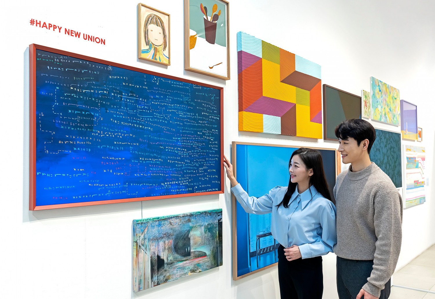 사진=삼성전자, 삼성전자 모델이 현대미술 작가들의 축제 '2022 유니온 아트페어'에서 라이프스타일 TV '더 프레임'을 활용한 디지털 아트 작품을 소개하고 있는 모습