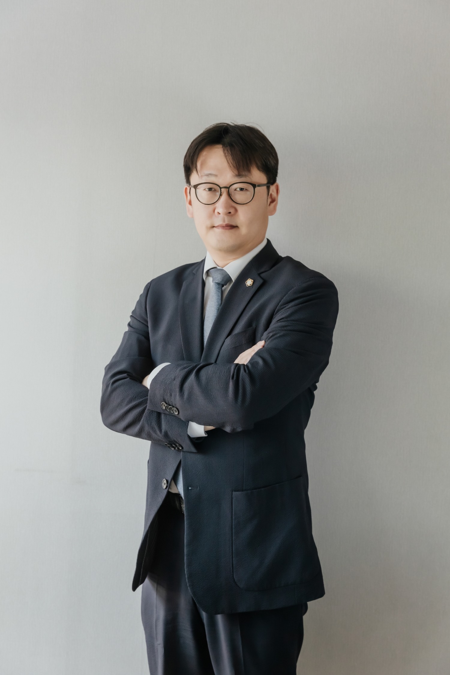 복합적 양상 가중되는 법률적 위기 해소, 필요한 조력 제공