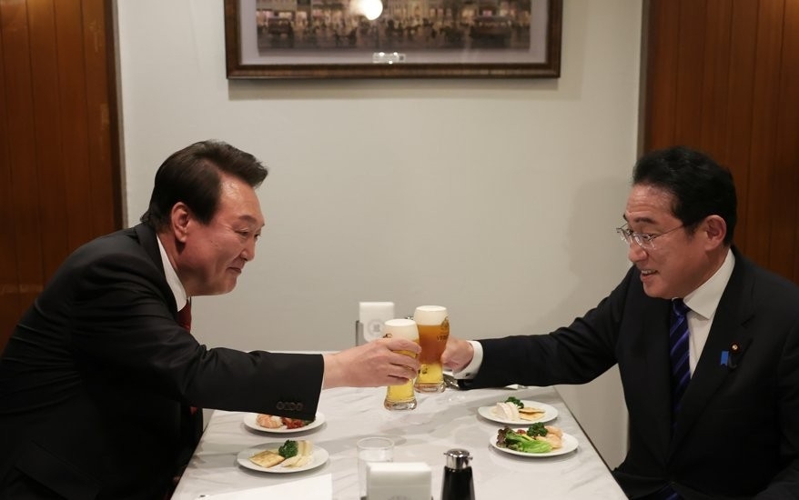 16일 생맥주 건배하는 윤석열 대통령과 기시다 총리