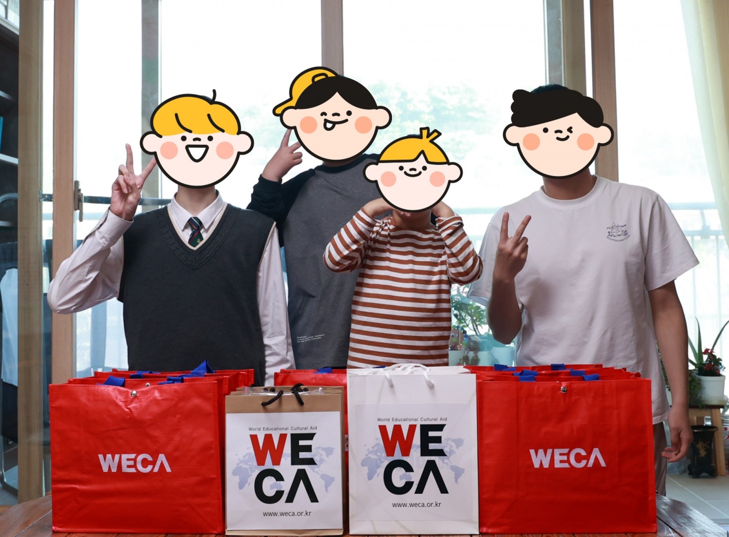 그룹홈 아이들에게 선물을 전달한 모습
